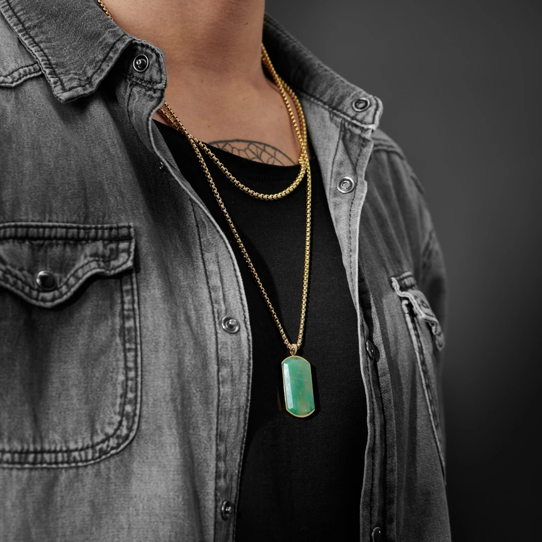 Arkai Set de 2 colliers superposés : chaîne dorée Rico et collier à pendentif jade taïwanais Orisun 4 Arkai Set de 2 colliers superposés : chaîne dorée Rico et collier à pendentif jade taïwanais Orisun – Image 2