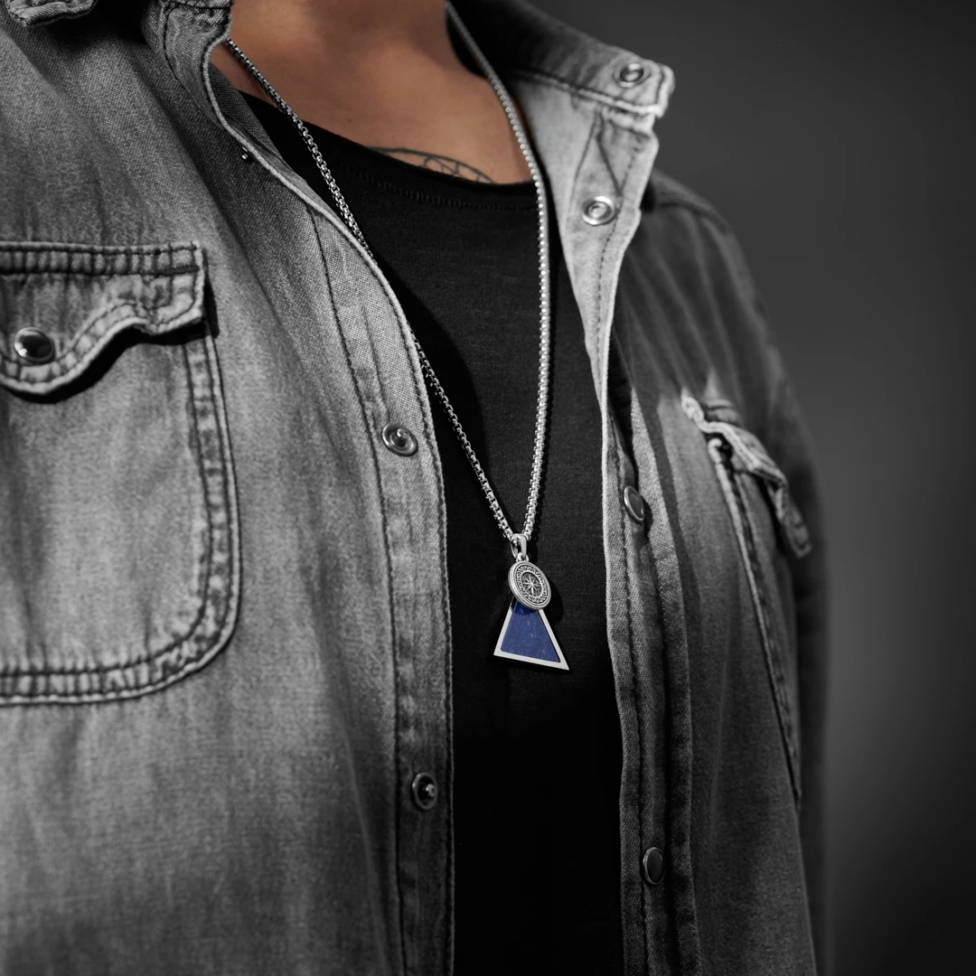 Arkai Collier Orisun Ashton à pierre lapis lazuli 4 Arkai Collier Orisun Ashton à pierre lapis lazuli – Image 2