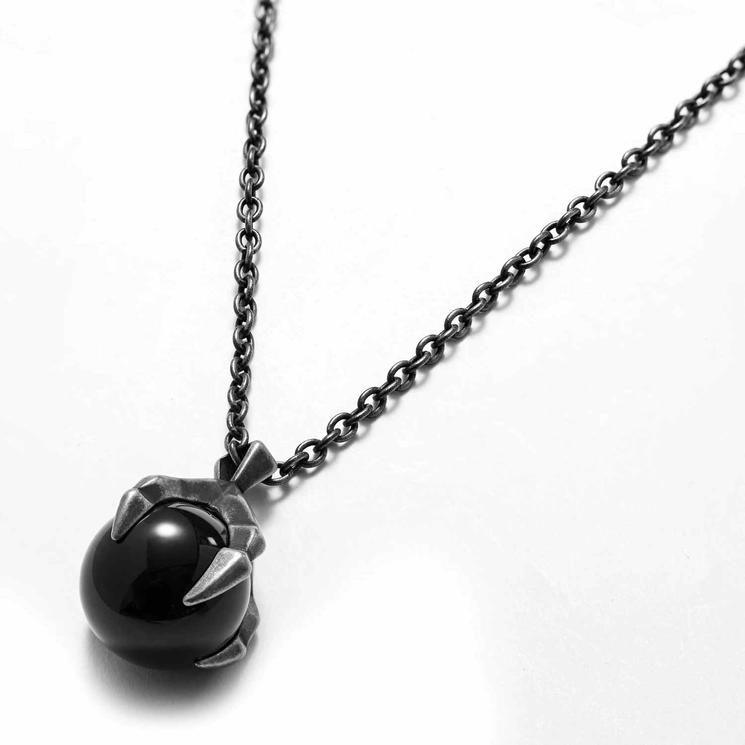 Moody Mason Collier Jax en acier gris foncé avec serre de dragon et agate noire 4 Moody Mason Collier Jax en acier gris foncé avec serre de dragon et agate noire – Image 2