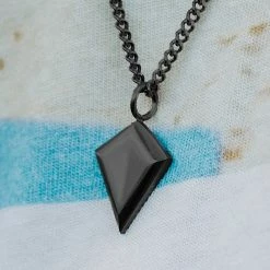 Lucleon Collier en cuir marron à pendentif triangulaire noir -Colliers Soldes 22 black triangle leather necklace cropped