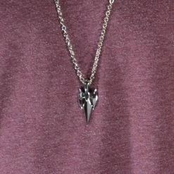 Fort Tempus Collier à pendentif dague argentée -Colliers Soldes 24 silver dagger stainless steel necklace cropped2
