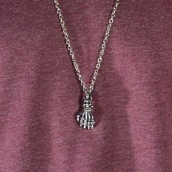 Fort Tempus Collier de l'homme mort -Colliers Soldes 25 dead man s hand stainless steel necklace cropped2