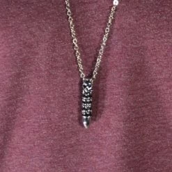 Fort Tempus Collier à pendentif cartouche et crânes -Colliers Soldes 26 skulls pattern stainless steel necklace cropped2