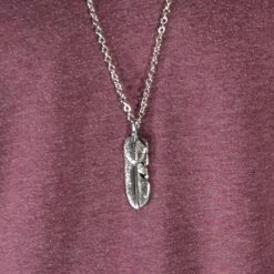 Fort Tempus Pendentif plume -Colliers Soldes 31 feathers steel necklace cropped2