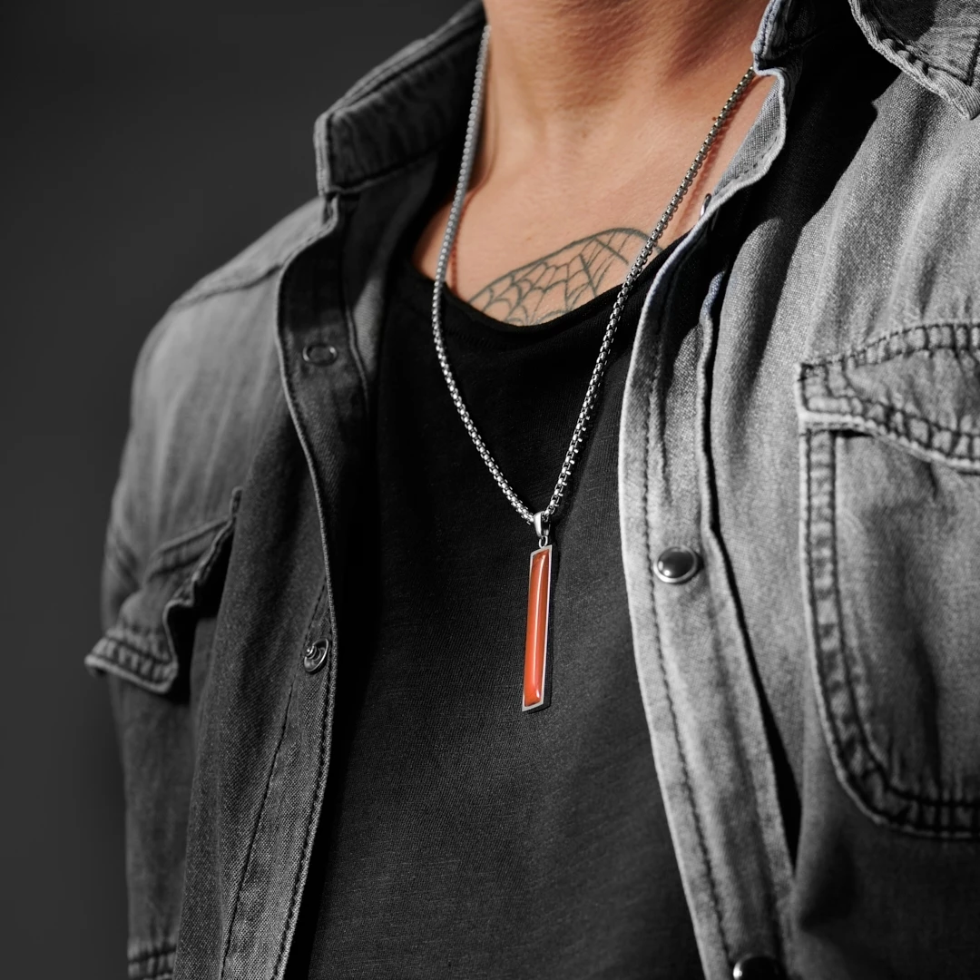 Arkai Collier à pendentif en pierre jaspe rouge Orisun Abel 4 Arkai Collier à pendentif en pierre jaspe rouge Orisun Abel – Image 2