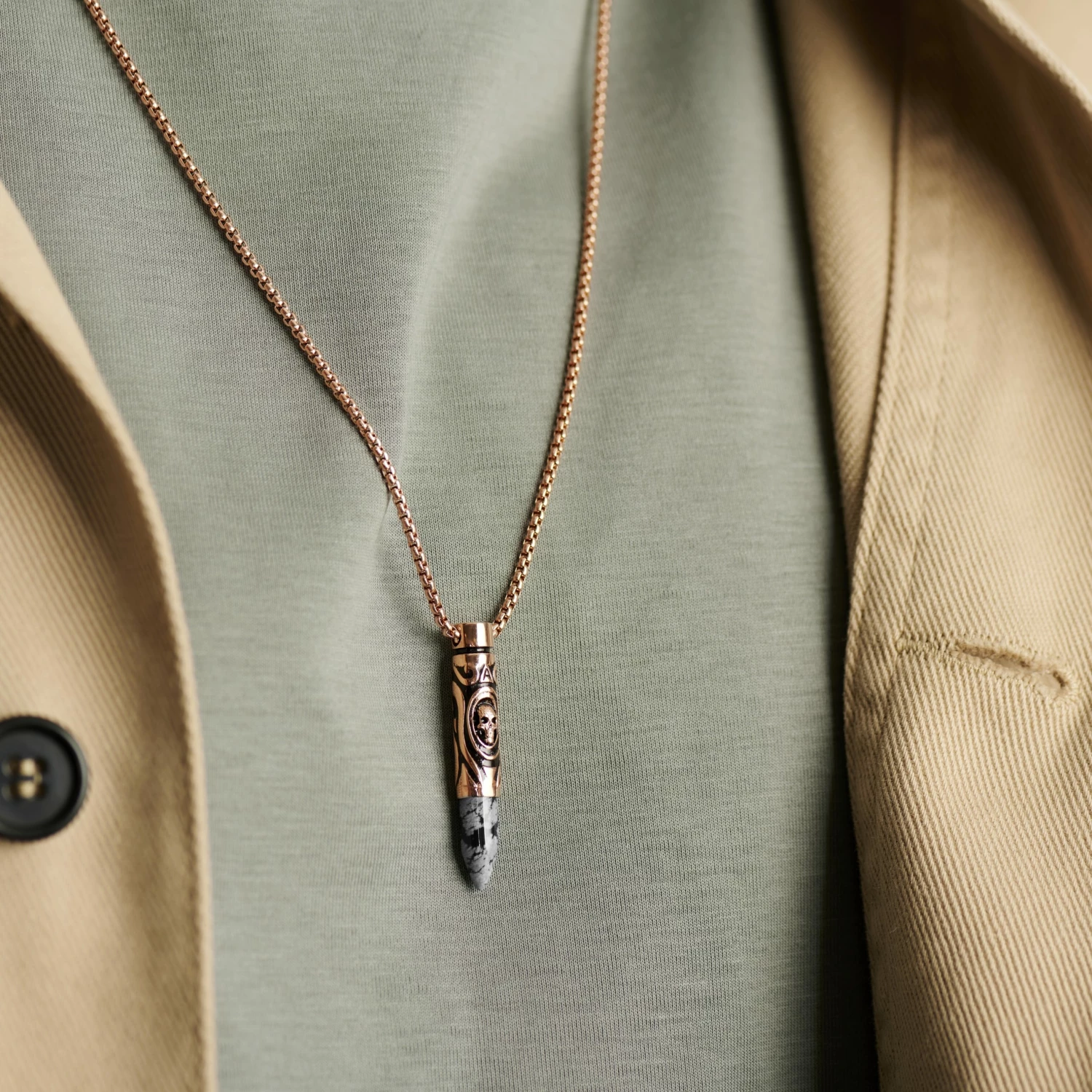 Arkai Collier Rico à pendentif en forme de cartouche couleur or rose et obsidienne neige 4 Arkai Collier Rico à pendentif en forme de cartouche couleur or rose et obsidienne neige – Image 2