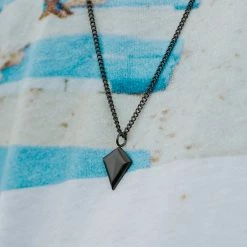 Lucleon Collier en cuir marron à pendentif triangulaire noir -Colliers Soldes black triangle steel necklace 1