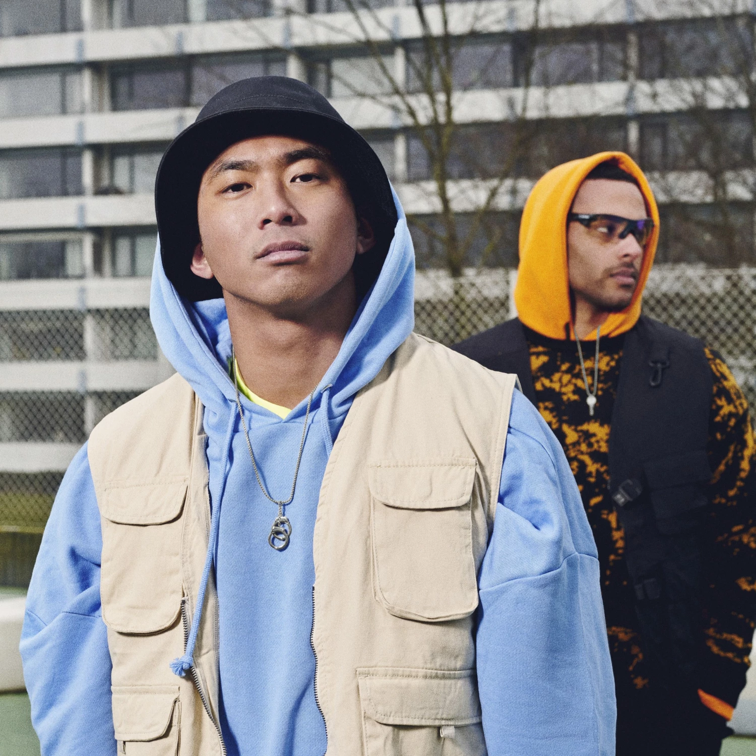 Otsu Egan | Collier Les menottes en métal argenté 5 Otsu Egan | Collier Les menottes en métal argenté – Image 3