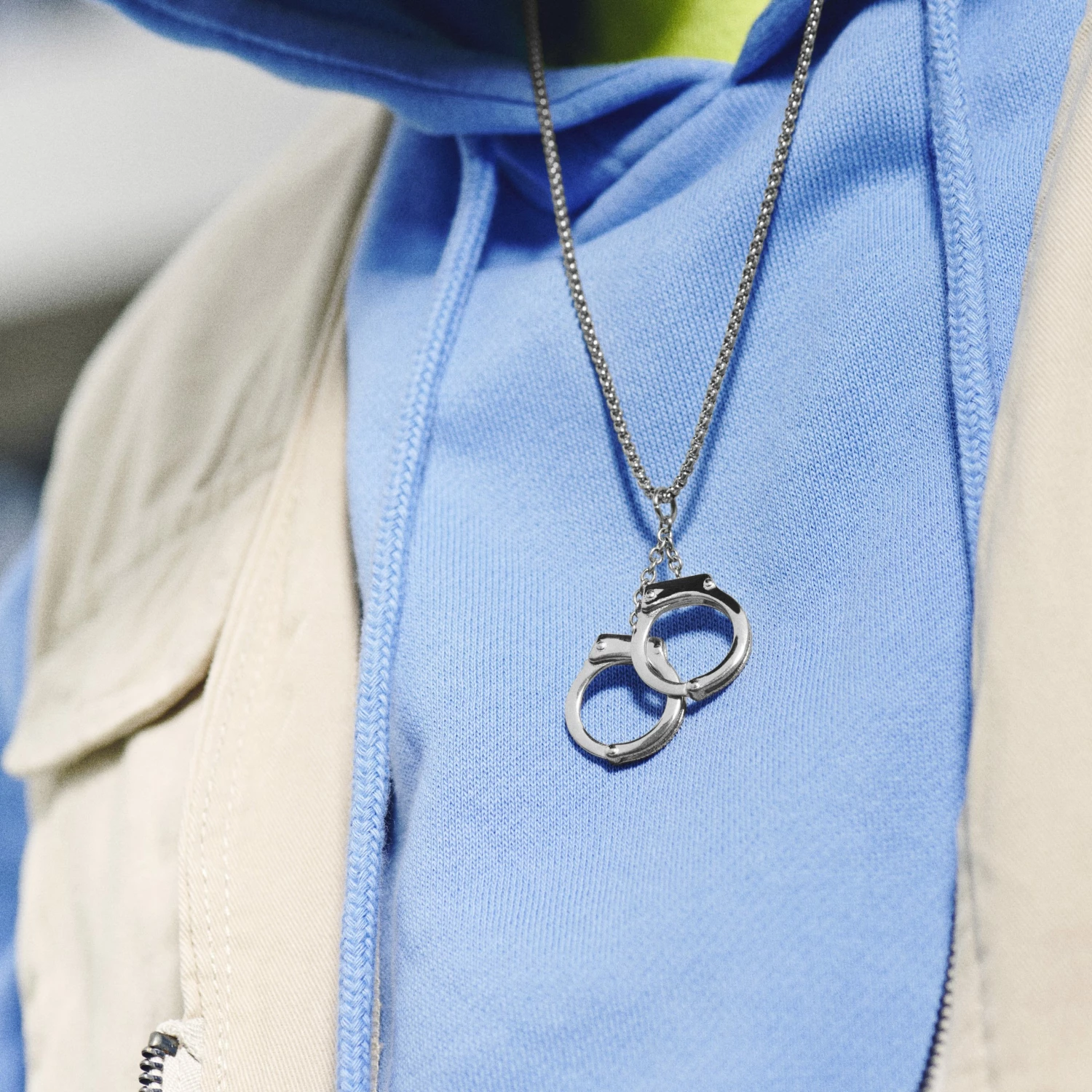 Otsu Egan | Collier Les menottes en métal argenté 4 Otsu Egan | Collier Les menottes en métal argenté – Image 2