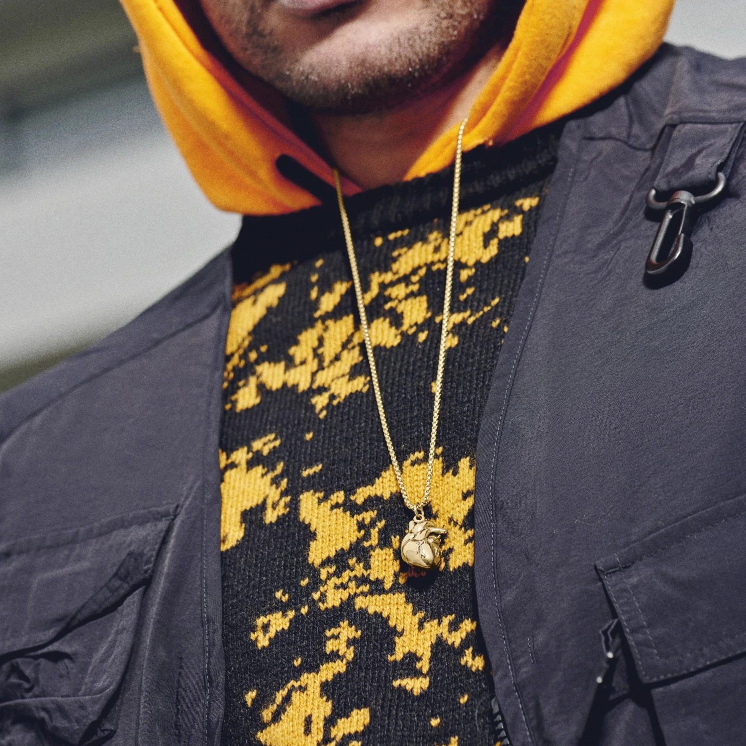 Otsu Egan | Collier Le coeur en métal doré 4 Otsu Egan | Collier Le coeur en métal doré – Image 2