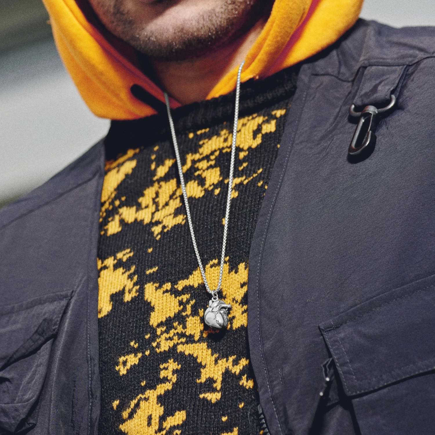 Otsu Egan | Collier Le coeur en métal argenté 4 Otsu Egan | Collier Le coeur en métal argenté – Image 2