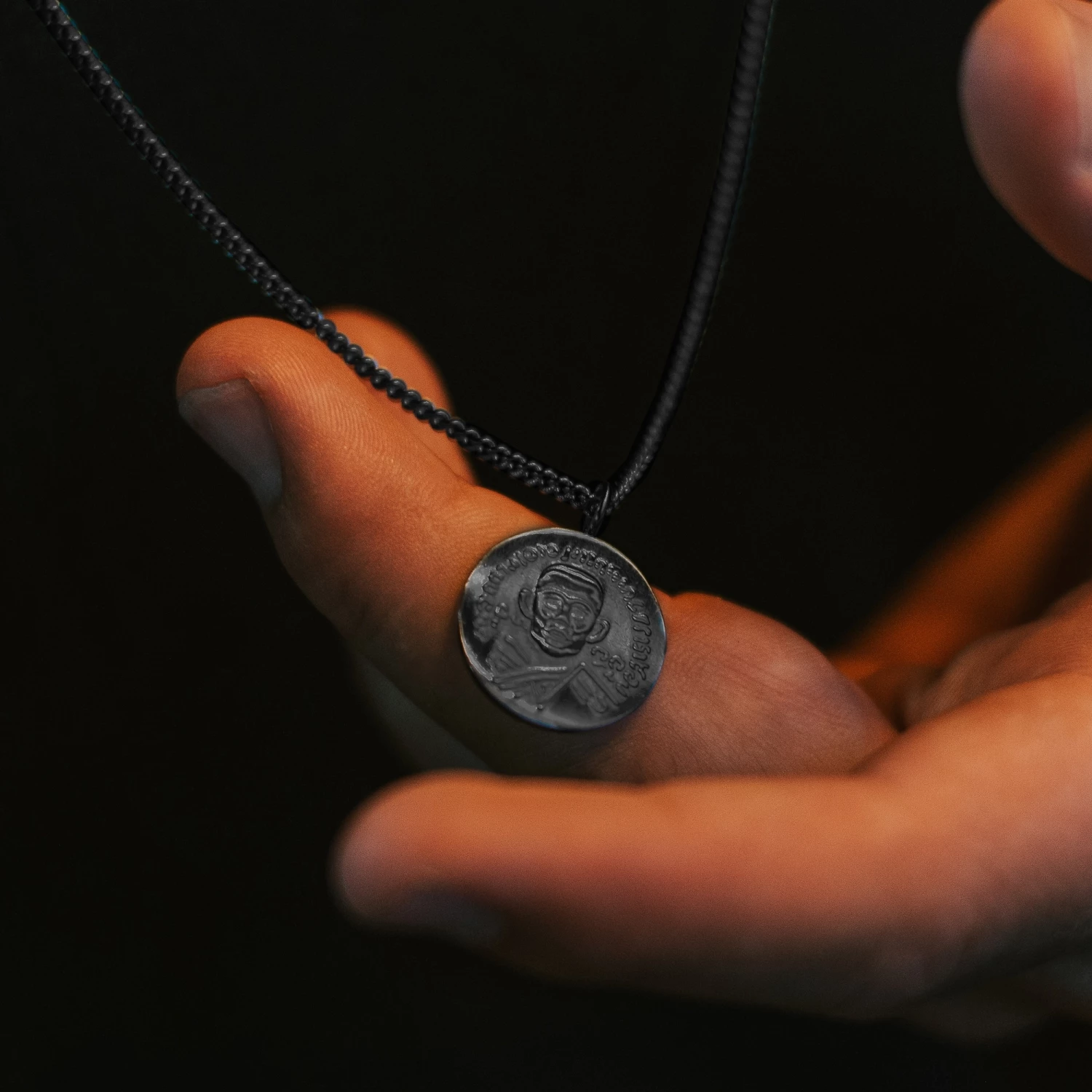 Lucleon Collier en acier noir à pendentif hindou 7 Lucleon Collier en acier noir à pendentif hindou – Image 5