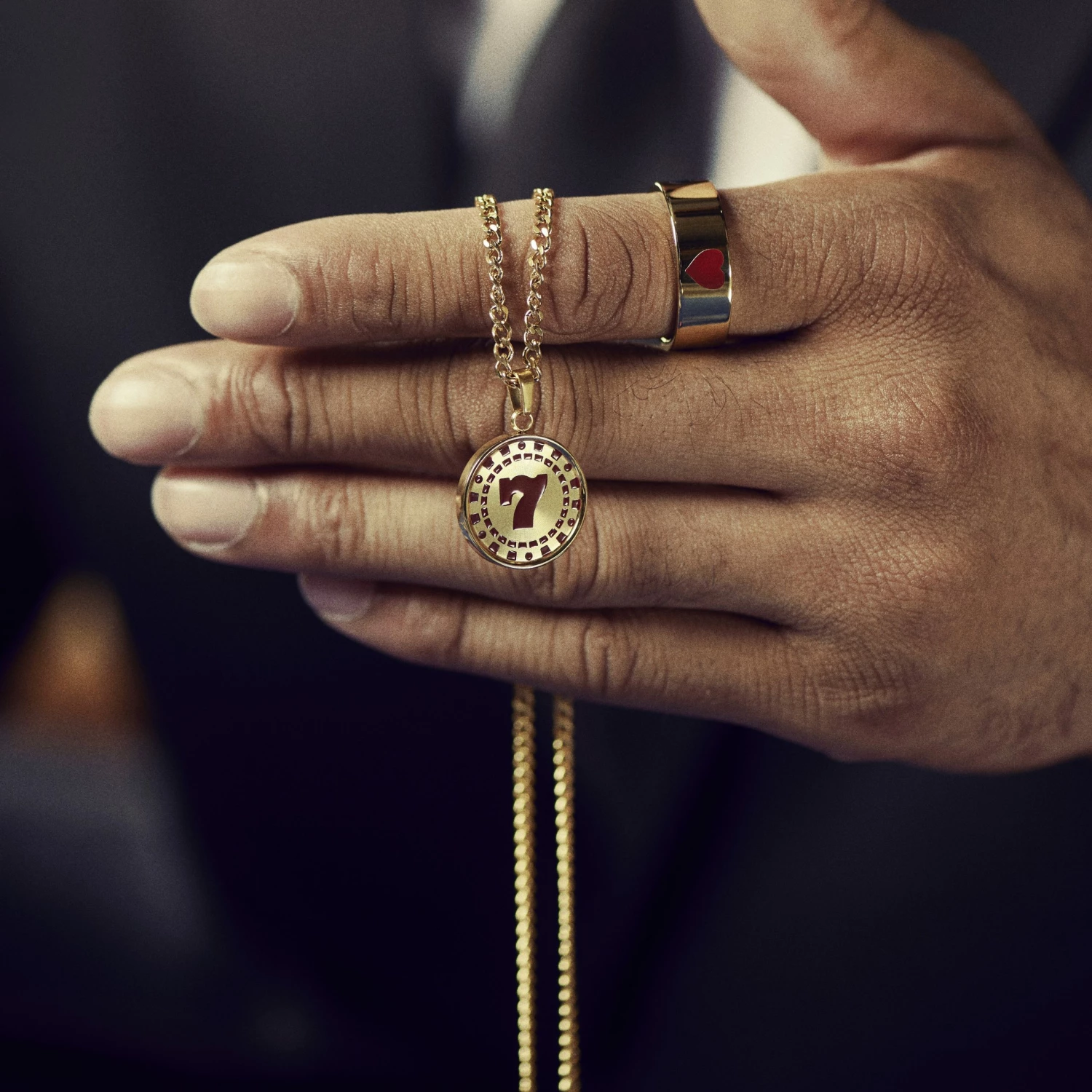 Seizmont Ace | Collier doré à pendentif jeton de poker "Le numéro 7" 4 Seizmont Ace | Collier doré à pendentif jeton de poker "Le numéro 7" – Image 2