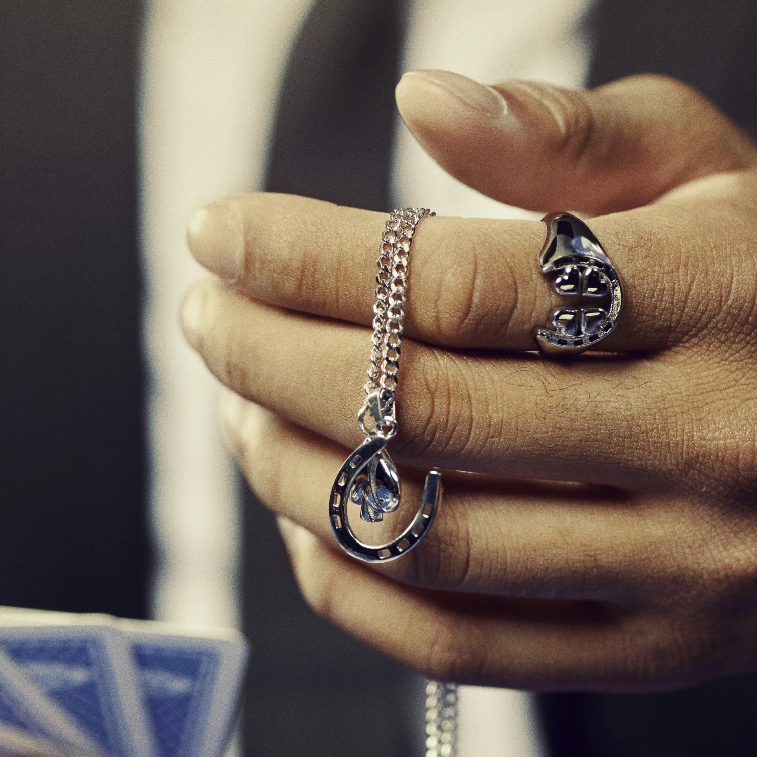 Seizmont Ace | Collier à double pendentif argenté "L'as de pique" et "Le fer à cheval" 4 Seizmont Ace | Collier à double pendentif argenté "L'as de pique" et "Le fer à cheval" – Image 2