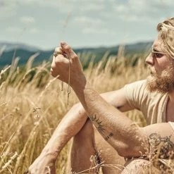 Arkai Atlas | Collier en acier inoxydable doré à pendentif La flèche -Colliers Soldes rel atlas drop35 necklace3 tobias stelzner 1x1 2 25832 25813