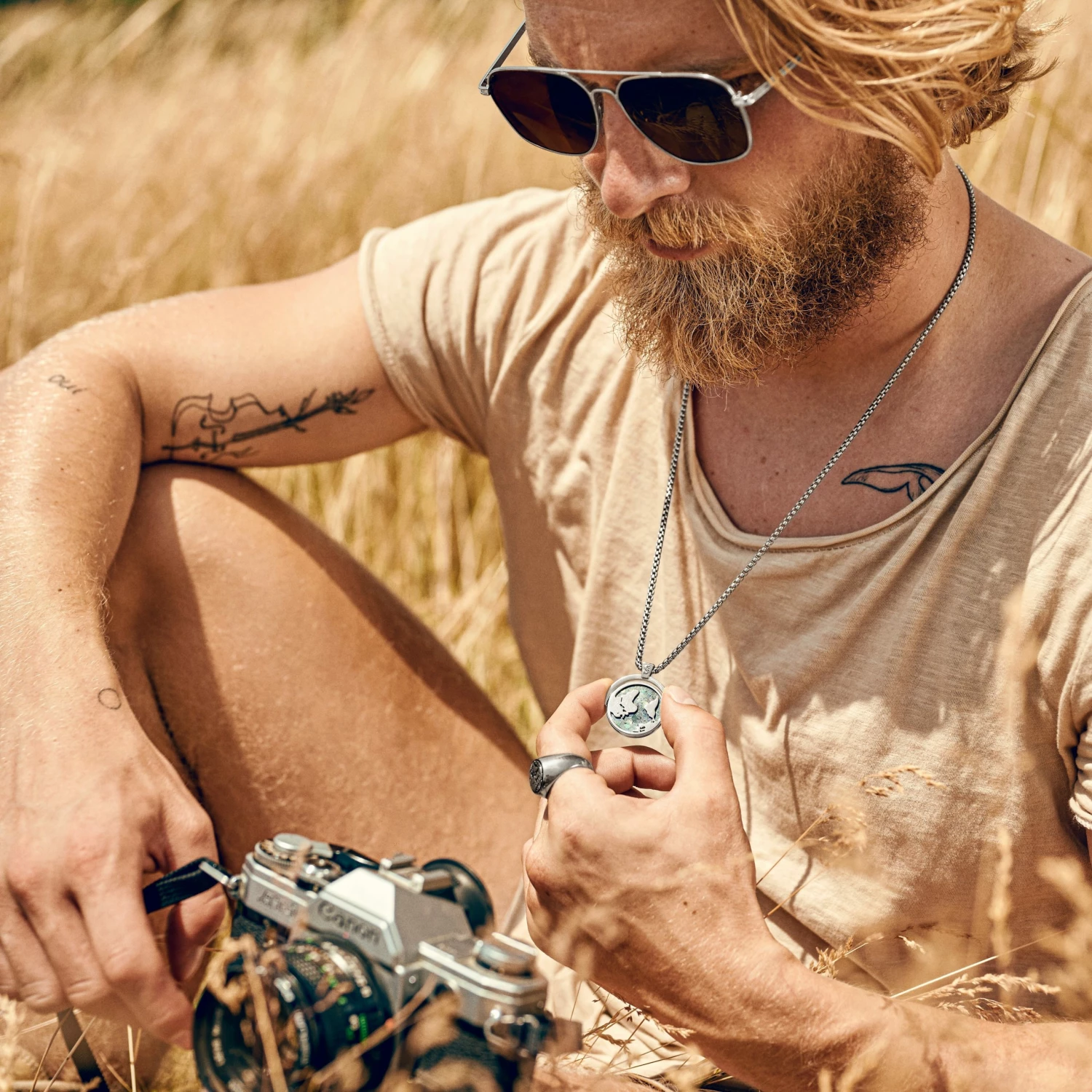 Arkai Atlas | Collier en acier inoxydable argenté à pendentif rotatif mappemonde en azurite et malachite 5 Arkai Atlas | Collier en acier inoxydable argenté à pendentif rotatif mappemonde en azurite et malachite – Image 3