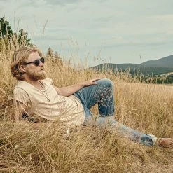 Arkai Atlas | Collier en acier inoxydable doré à pendentif rotatif mappemonde en azurite et malachite -Colliers Soldes rel atlas drop35 necklace5 tobias stelzner 1x1 4 25811