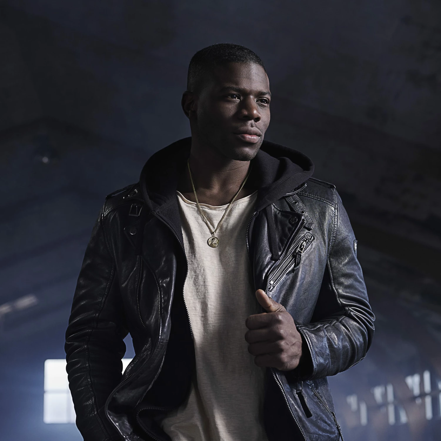 Lucleon Sanctus | Collier en métal doré à l'effigie de la Vierge Marie 5 Lucleon Sanctus | Collier en métal doré à l'effigie de la Vierge Marie – Image 3