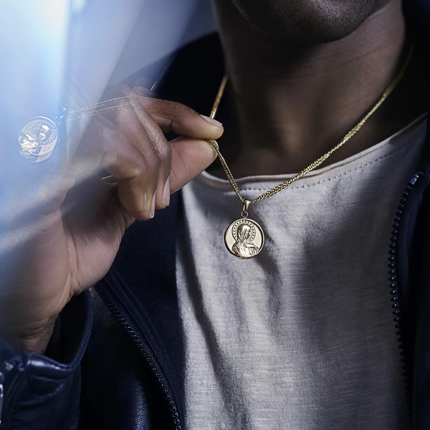 Lucleon Sanctus | Collier en métal doré à l'effigie de la Vierge Marie 4 Lucleon Sanctus | Collier en métal doré à l'effigie de la Vierge Marie – Image 2