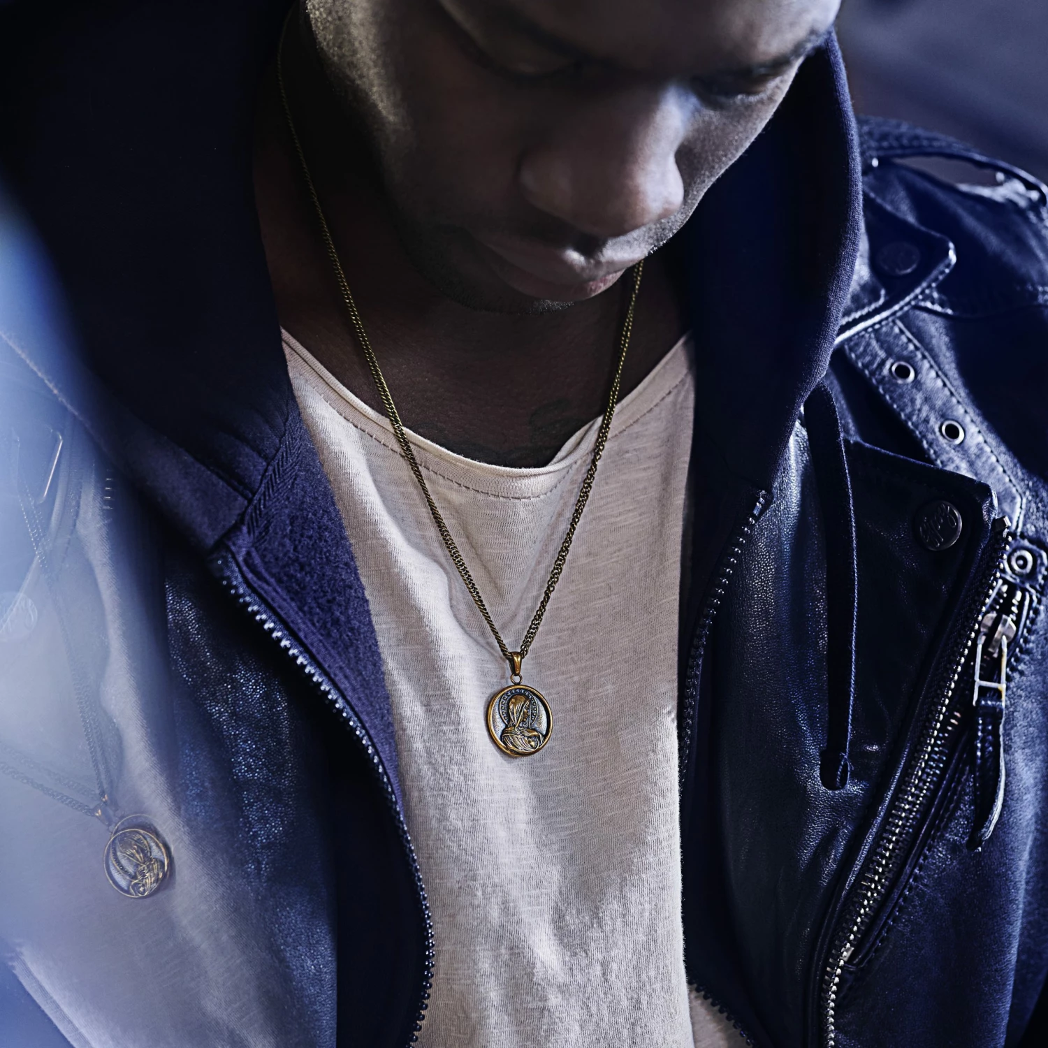 Lucleon Sanctus | Collier en métal doré vintage à l'effigie de la Vierge Marie 4 Lucleon Sanctus | Collier en métal doré vintage à l'effigie de la Vierge Marie – Image 2