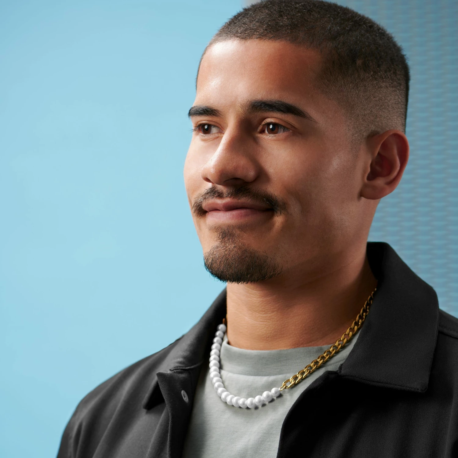 Lucleon Collier de perles et chaîne à maille gourmette bicolore Charlie Amager 7 Lucleon Collier de perles et chaîne à maille gourmette bicolore Charlie Amager – Image 5