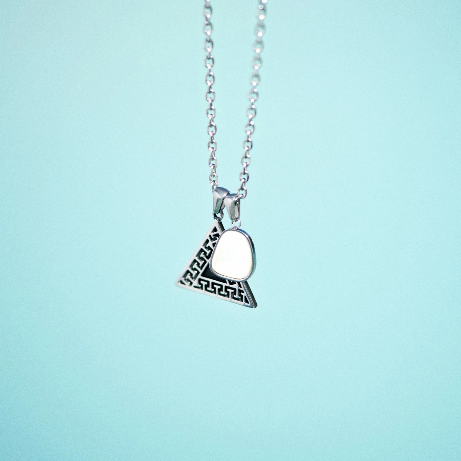 Waykins Atlantis | Collier à Double Pendentif Nacre & Triangle 5 Waykins Atlantis | Collier à Double Pendentif Nacre & Triangle – Image 3