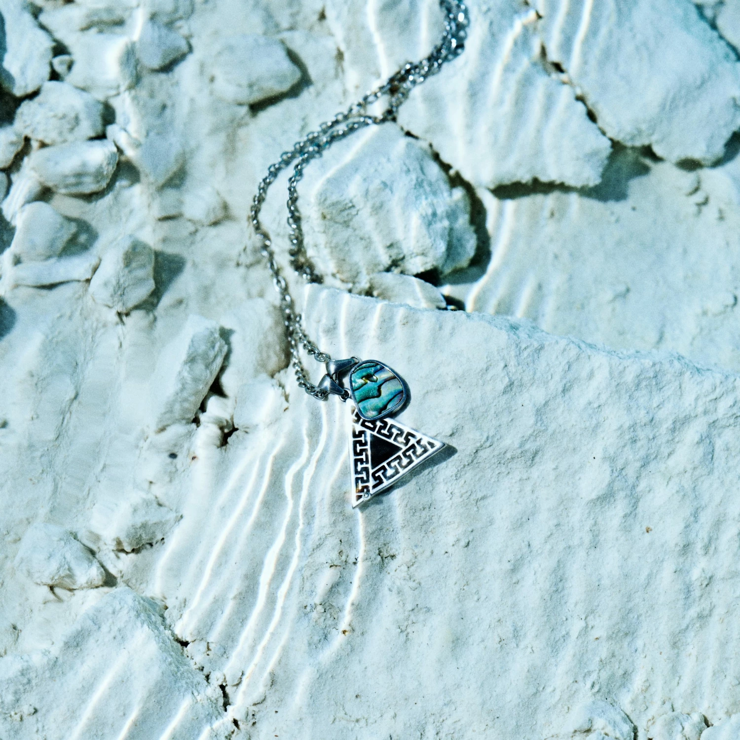 Waykins Atlantis | Collier à Double Pendentif Abalone & Triangle en Série Limitée 7 Waykins Atlantis | Collier à Double Pendentif Abalone & Triangle en Série Limitée – Image 5