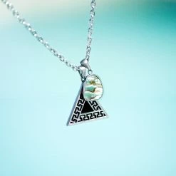 Waykins Atlantis | Collier à Double Pendentif Abalone & Triangle en Série Limitée 11 Waykins Atlantis | Collier à Double Pendentif Abalone & Triangle en Série Limitée -Colliers Soldes rst atlantis coll 26221 tobiass 1x1 9