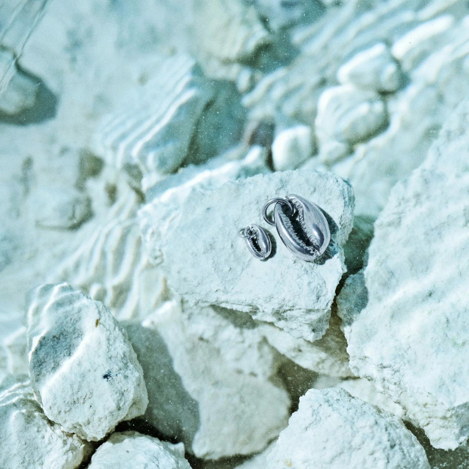 Waykins Atlantis | Set de deux pendentifs coquillages cauri 4 Waykins Atlantis | Set de deux pendentifs coquillages cauri – Image 2