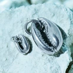 Waykins Atlantis | Set de deux pendentifs coquillages cauri 13 Waykins Atlantis | Set de deux pendentifs coquillages cauri -Colliers Soldes rst atlantis coll 26224 tobiass 1x1 19bm