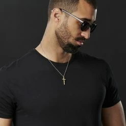 Fort Tempus Collier à pendentif en croix dorée avec halo -Colliers Soldes rst megashoot neck2 1 17770