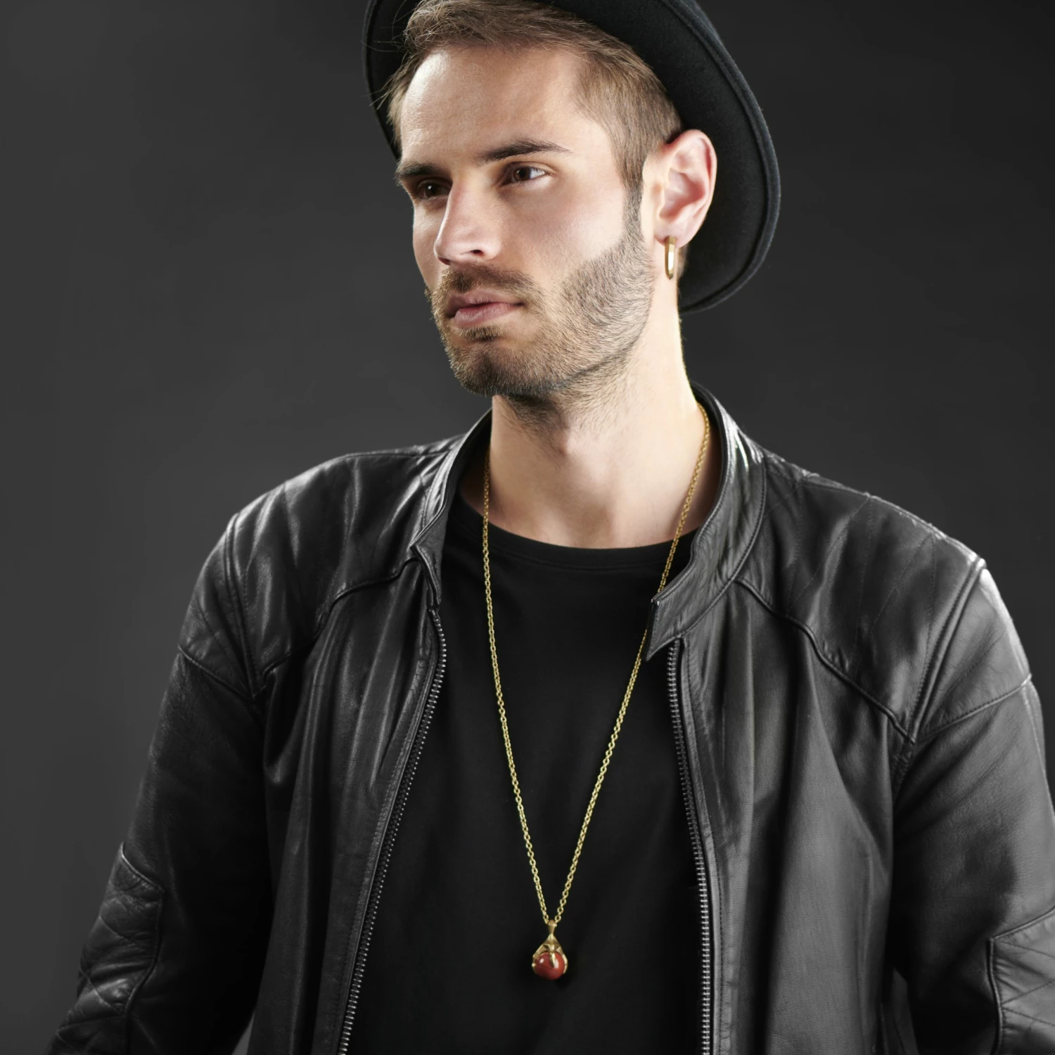 Moody Mason Collier Jax en acier doré avec serre de dragon et pierre de jaspe rouge 8 Moody Mason Collier Jax en acier doré avec serre de dragon et pierre de jaspe rouge – Image 6