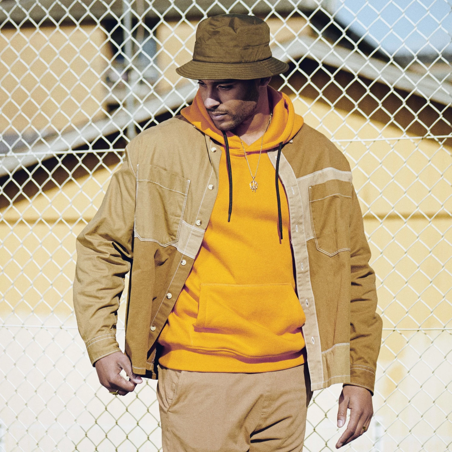 Otsu Fahrenheit | Collier à pendentif en métal doré Peace & Love 5 Otsu Fahrenheit | Collier à pendentif en métal doré Peace & Love – Image 3