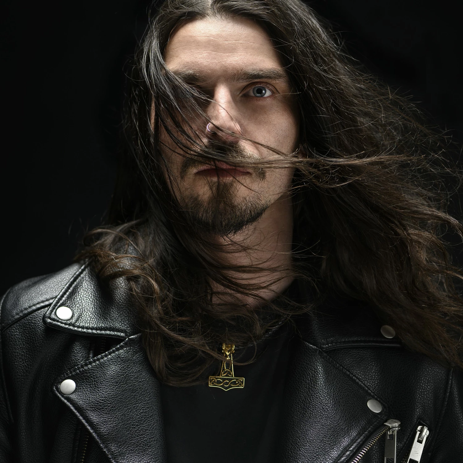 Fort Tempus Collier en cuir noir et pendentif marteau de Thor Mjöllnir 5 Fort Tempus Collier en cuir noir et pendentif marteau de Thor Mjöllnir – Image 4