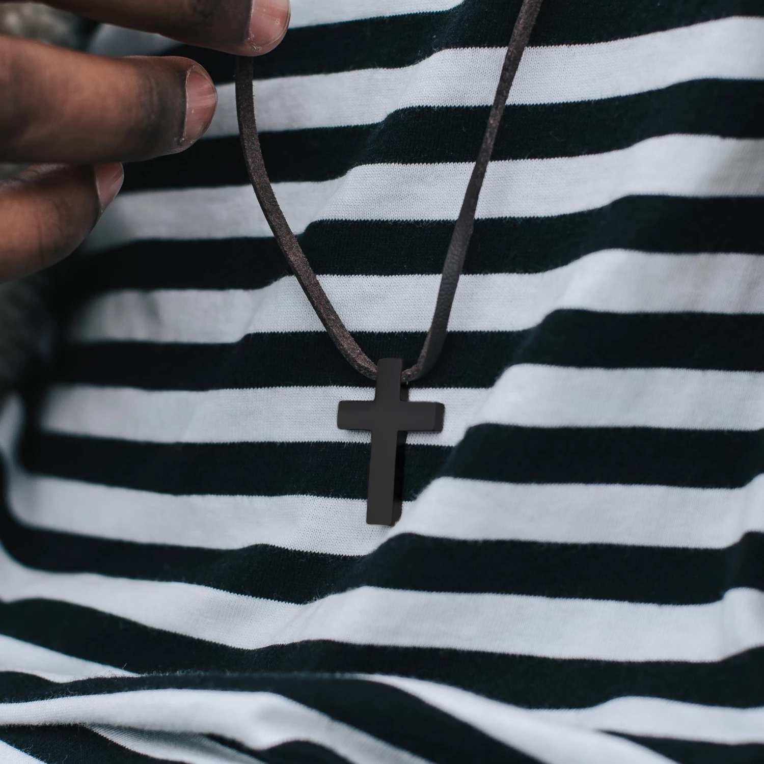 Lucleon Collier "Le Fils" à croix chrétienne en métal noir et cordon de cuir 6 Lucleon Collier "Le Fils" à croix chrétienne en métal noir et cordon de cuir – Image 4